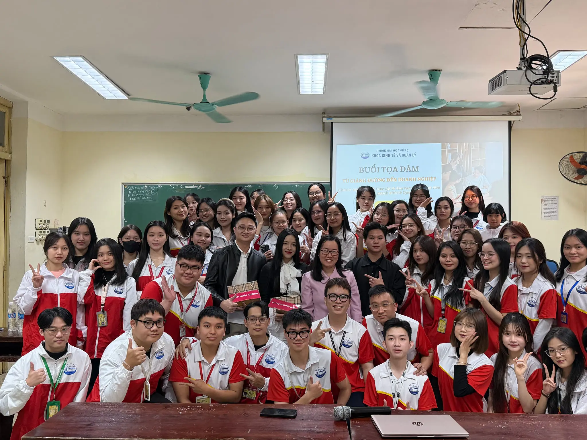 Xu hướng chuyển đổi số trong thương mại điện tử và vai trò của sinh viên Kinh tế – Quản lý Trường Đại học Thủy lợi